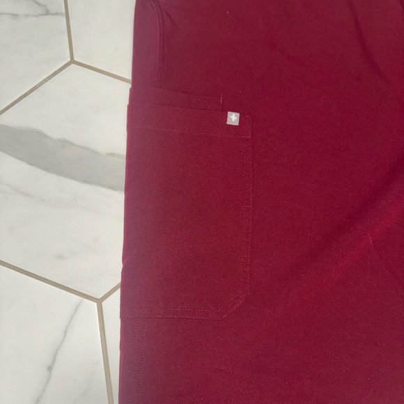 FIGS Kade Cargo Scrubs‎ Pants Burgundy Technical Collection 5XL/Tall - Picture 2 of 5